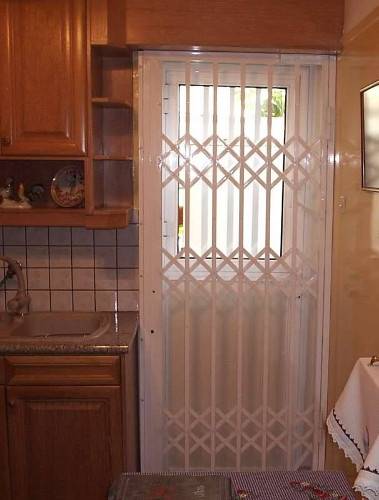 Grilaj securitate montat in interiorul camerei